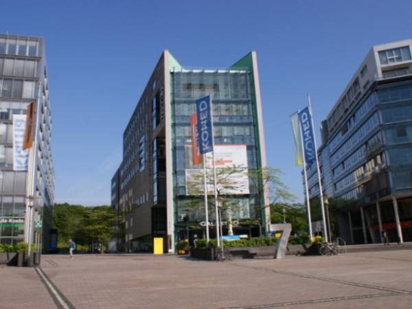Büroraum und Arbeitsplätze im Mediapark — Bild 1