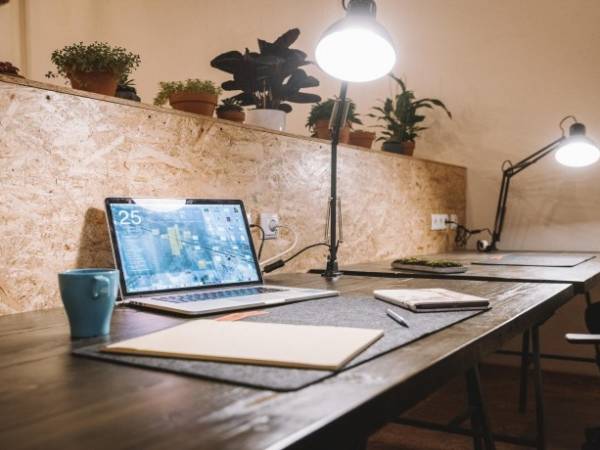 Arbeitsplätze in neu eröffnetem Coworking-Space in der Neustadt — Bild 1