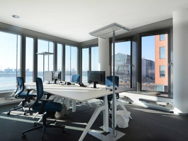 Büroräume und offene Arbeitsplätze mit direktem Elbblick in Altona — Bild 1