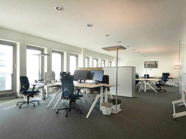Büroräume und offene Arbeitsplätze mit direktem Elbblick in Altona — Bild 2