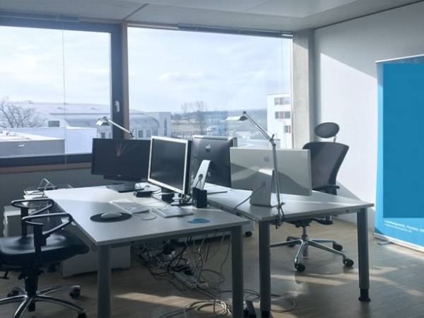 Arbeitsplätze für Kreative in einem hellen Büroraum in Fürth — Bild 1