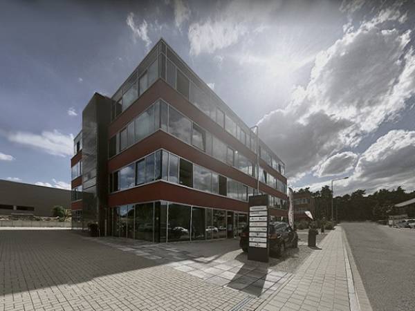 Arbeitsplätze für Kreative in einem hellen Büroraum in Fürth — Bild 2