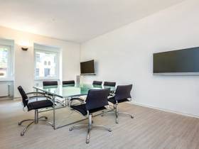 Offener Arbeitsplatz in einem hellen freundlichen Ladenbuero in Charlottenburg