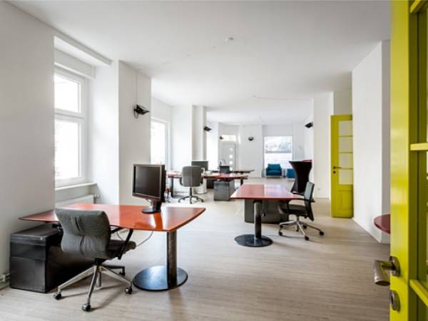 Offener Arbeitsplatz in einem hellen freundlichen Ladenbuero in Charlottenburg — Bild 1