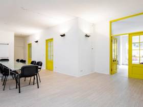Offener Arbeitsplatz in einem hellen freundlichen Ladenbuero in Charlottenburg