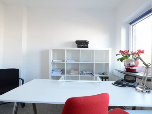 Schöne Büroräume in einem Kontorgebäude in der Altonaer-Altstadt — Bild 2