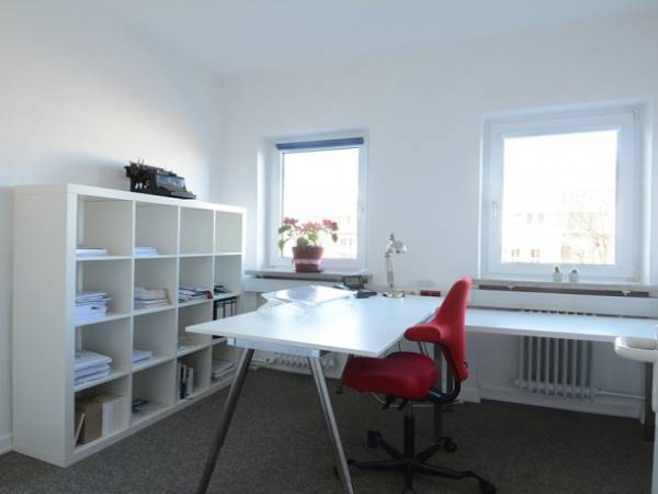 Schöne Büroräume in einem Kontorgebäude in der Altonaer-Altstadt — Bild 1
