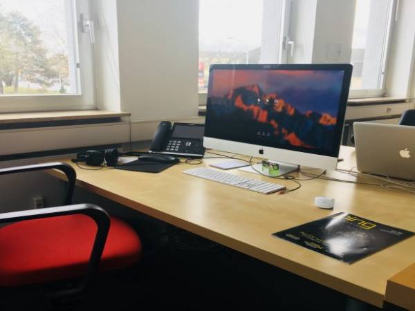 Freundliche Arbeitsplätze in einer kreativen Agentur-Etage — Bild 1