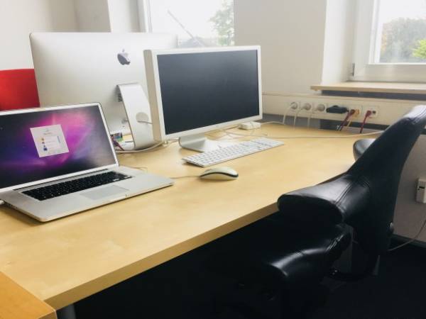 Freundliche Arbeitsplätze in einer kreativen Agentur-Etage — Bild 2