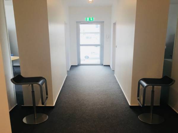 Freundliche Arbeitsplätze in einer kreativen Agentur-Etage — Bild 3