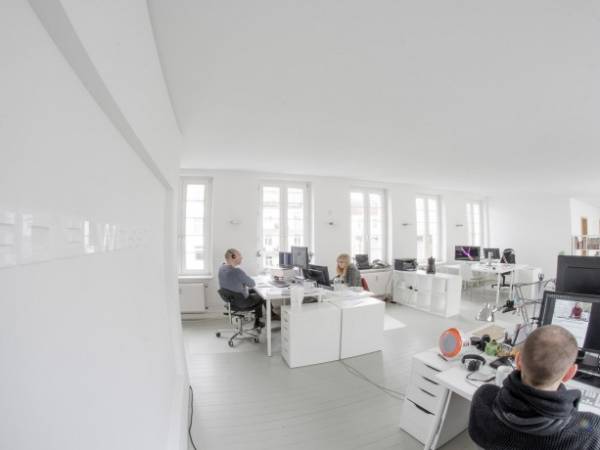 Ein Büroraum und Arbeitsplätze in einem ruhigen Hinterhof-Büro — Bild 1