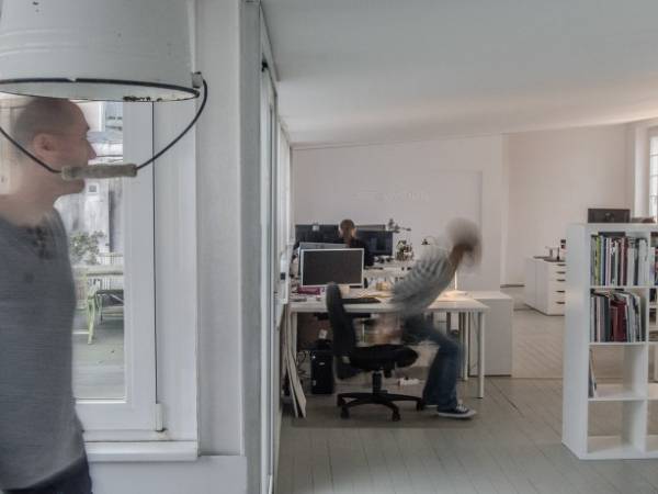 Ein Büroraum und Arbeitsplätze in einem ruhigen Hinterhof-Büro — Bild 2