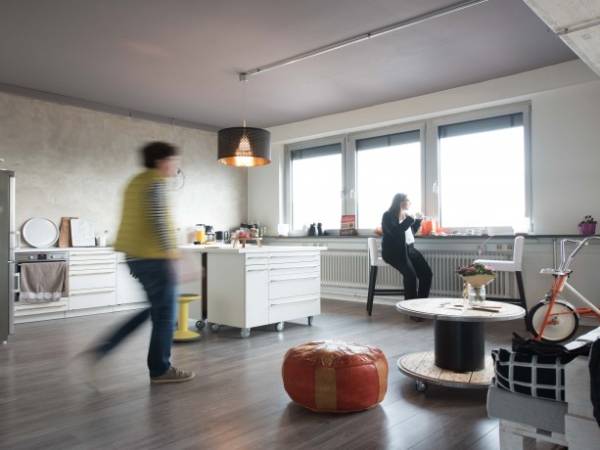 Ausgestatteter Arbeitsplatz in kreativer Atmosphäre in Esslingen am Neckar — Bild 2