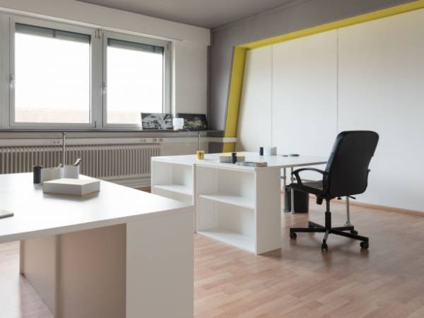 Ausgestatteter Arbeitsplatz in kreativer Atmosphäre in Esslingen am Neckar — Bild 1