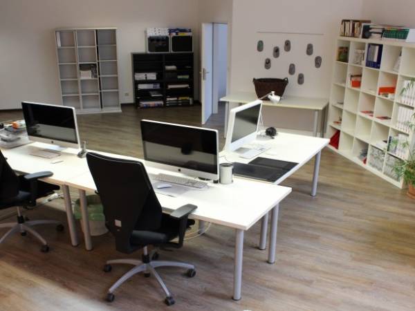 Büroraum und Arbeitsplätze in einer Full-Service Agentur — Bild 2