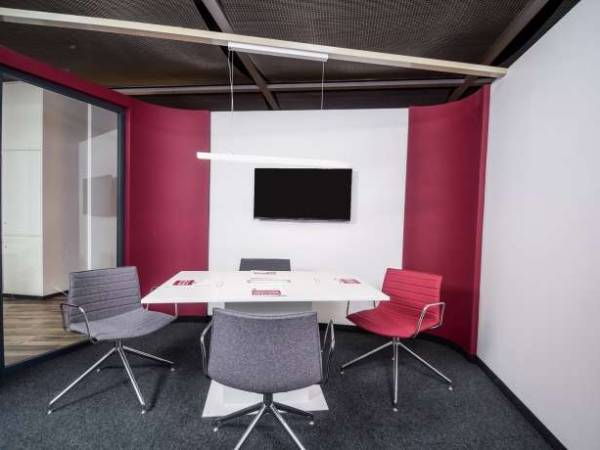 Coworking Plätze und abschließbare Büroflächen direkt im Düsseldorfer Flughafen — Bild 2