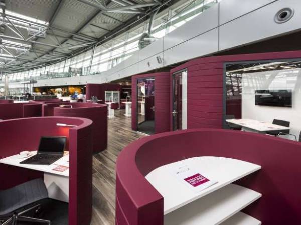 Coworking Plätze und abschließbare Büroflächen direkt im Düsseldorfer Flughafen — Bild 1