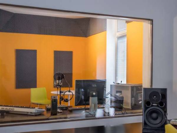Ausgestattete Arbeitsplätze in schönem Hinterhofbüro mit Fotostudio — Bild 2