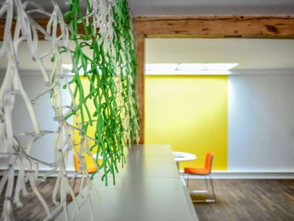Ausgestattete Arbeitsplätze in schönem Hinterhofbüro mit Fotostudio — Bild 3
