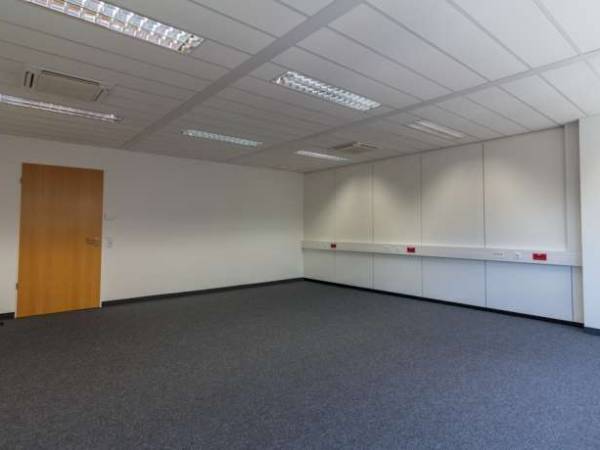 Großzügige und sehr helle Büroräume im Eschborner Gewerbegebiet Süd — Bild 1