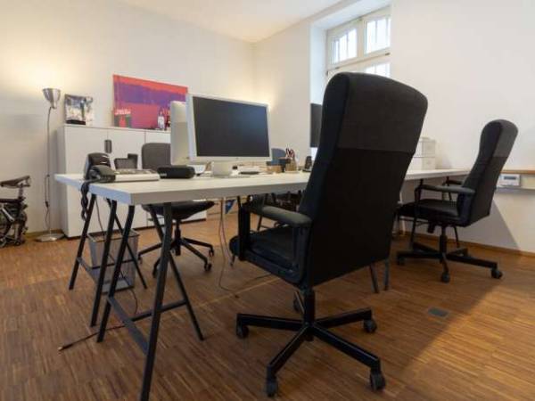 Arbeitsplätze in kreativer und aufgeschlossener Bürogemeinschaft — Bild 3