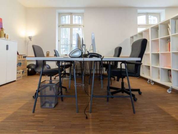Arbeitsplätze in kreativer und aufgeschlossener Bürogemeinschaft — Bild 2
