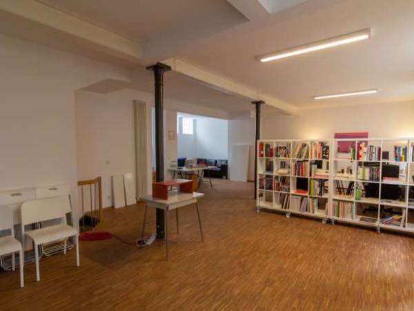Arbeitsplätze in kreativer und aufgeschlossener Bürogemeinschaft — Bild 1