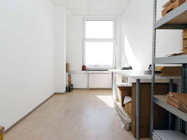 Modern sanierter und neu renovierter Büroraum in Berlin Marzahn — Bild 2