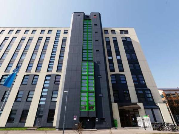 Modern sanierter und neu renovierter Büroraum in Berlin Marzahn — Bild 1
