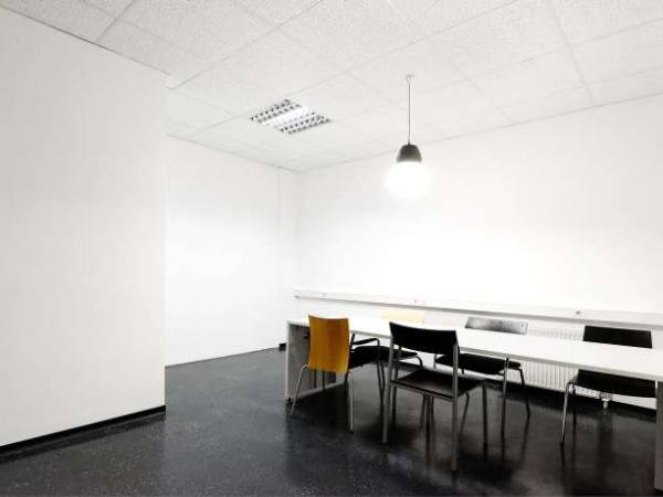 Modern sanierter und neu renovierter Büroraum in Berlin Marzahn — Bild 3