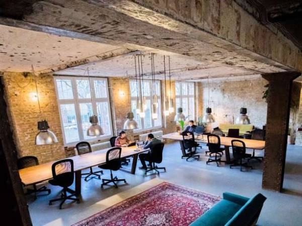 Büroraum und offene Arbeitsplätze in Coworking Space in Neukölln Berlin — Bild 1
