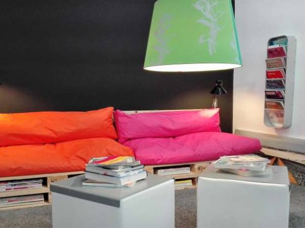 Großzügige Büro- und Ausstellungsfläche in einem Innenarchitekturbüro — Bild 2